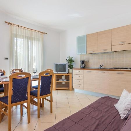 Beautiful Apartment In Porec With Kitchen Luaran gambar